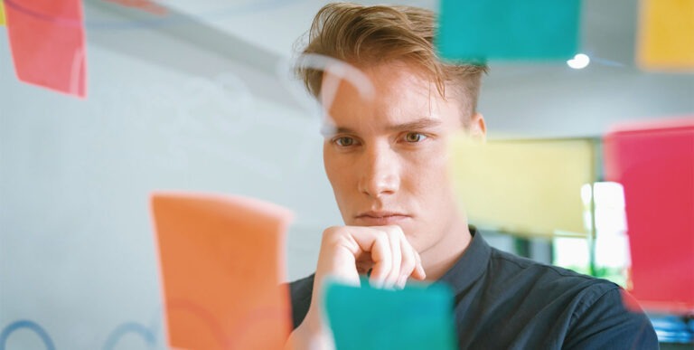 Dlaczego strategie CX w dużych organizacjach „nie dowożą”? 5 najczęstszych błędów i jak ich uniknąć