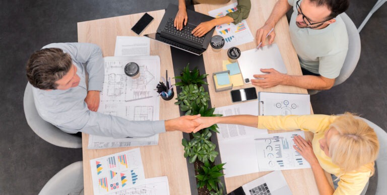 Jak rozbić silosy w firmie? Rola CX Governance w integracji zespołów